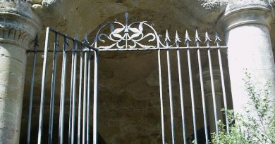 Porte-chapelle-St-Radegonde