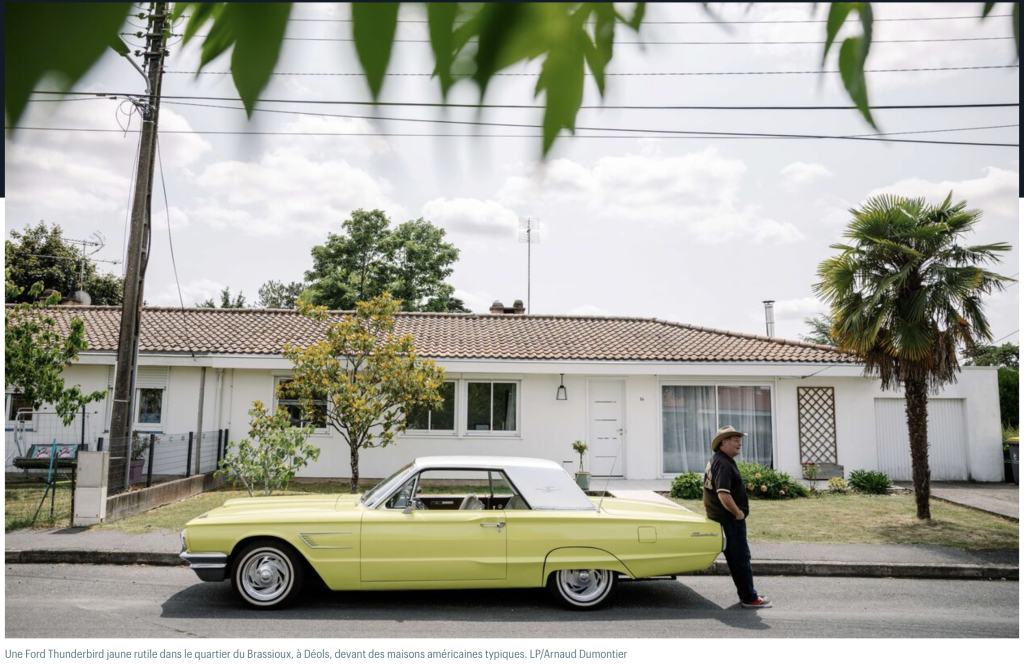 Une Ford Thunderbird jaune rutile dans le quartier du Brassioux, à Déols, devant des maisons américaines typiques. LP/Arnaud Dumontier