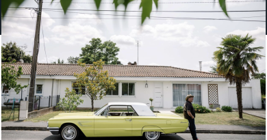 Une Ford Thunderbird jaune rutile dans le quartier du Brassioux, à Déols, devant des maisons américaines typiques. LP/Arnaud Dumontier
